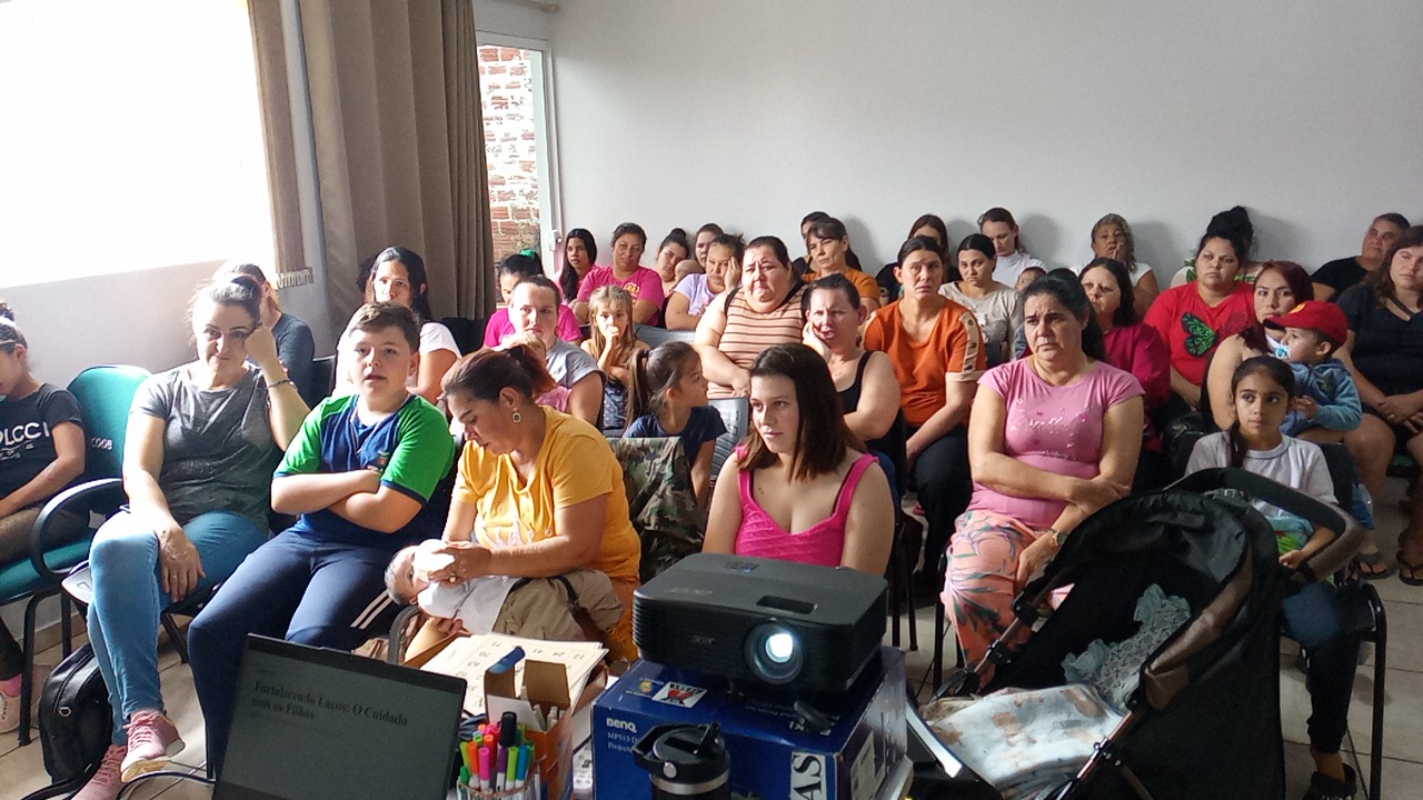 Encontro do PAIF debate cuidados com os filhos e reúne famílias em roda de conversa