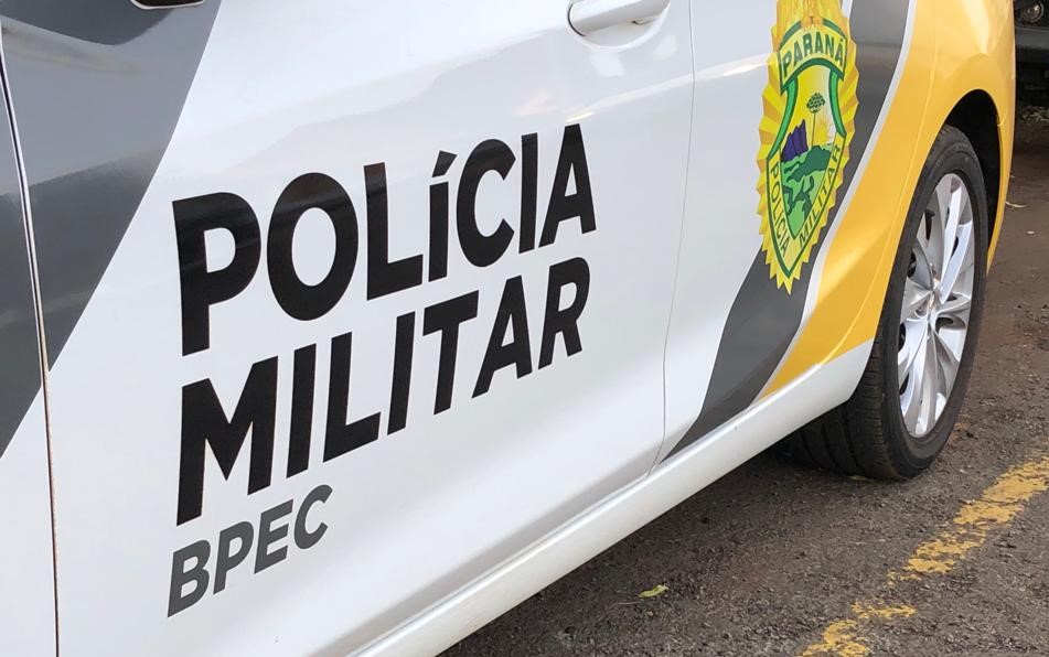 Mulher esfaqueia companheiro durante discussão em via pública