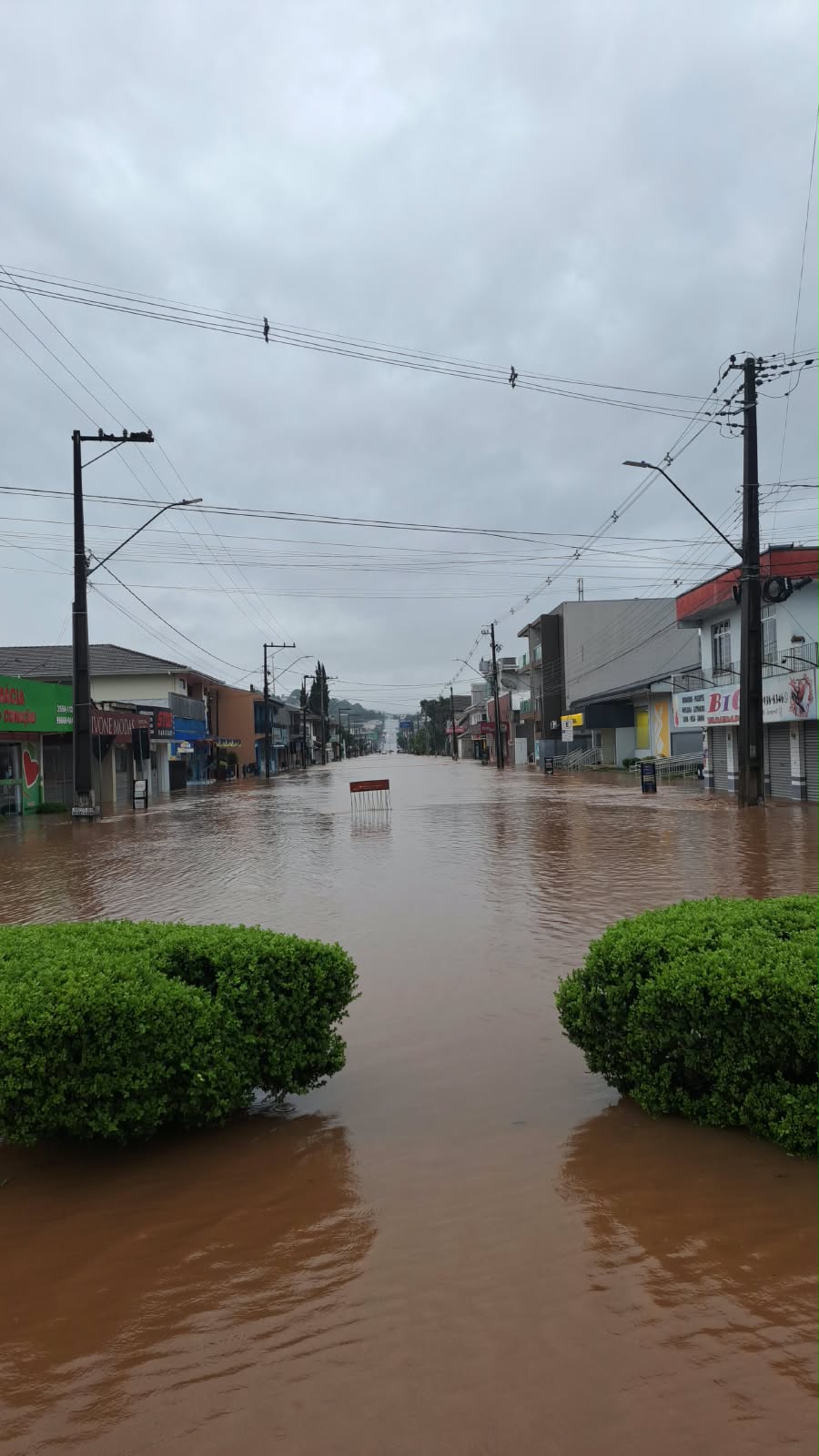 Fortes chuvas causam inundações, arrastam carro e danificam pontes