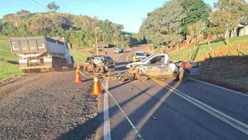 Mulher morre em acidente frontal entre carro e picape na PR-364