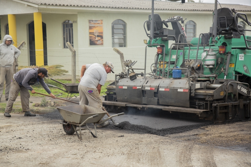Rua Duque de Caxias recebe asfalto em pacote para pavimentar 100% do Jardim Bela Vista