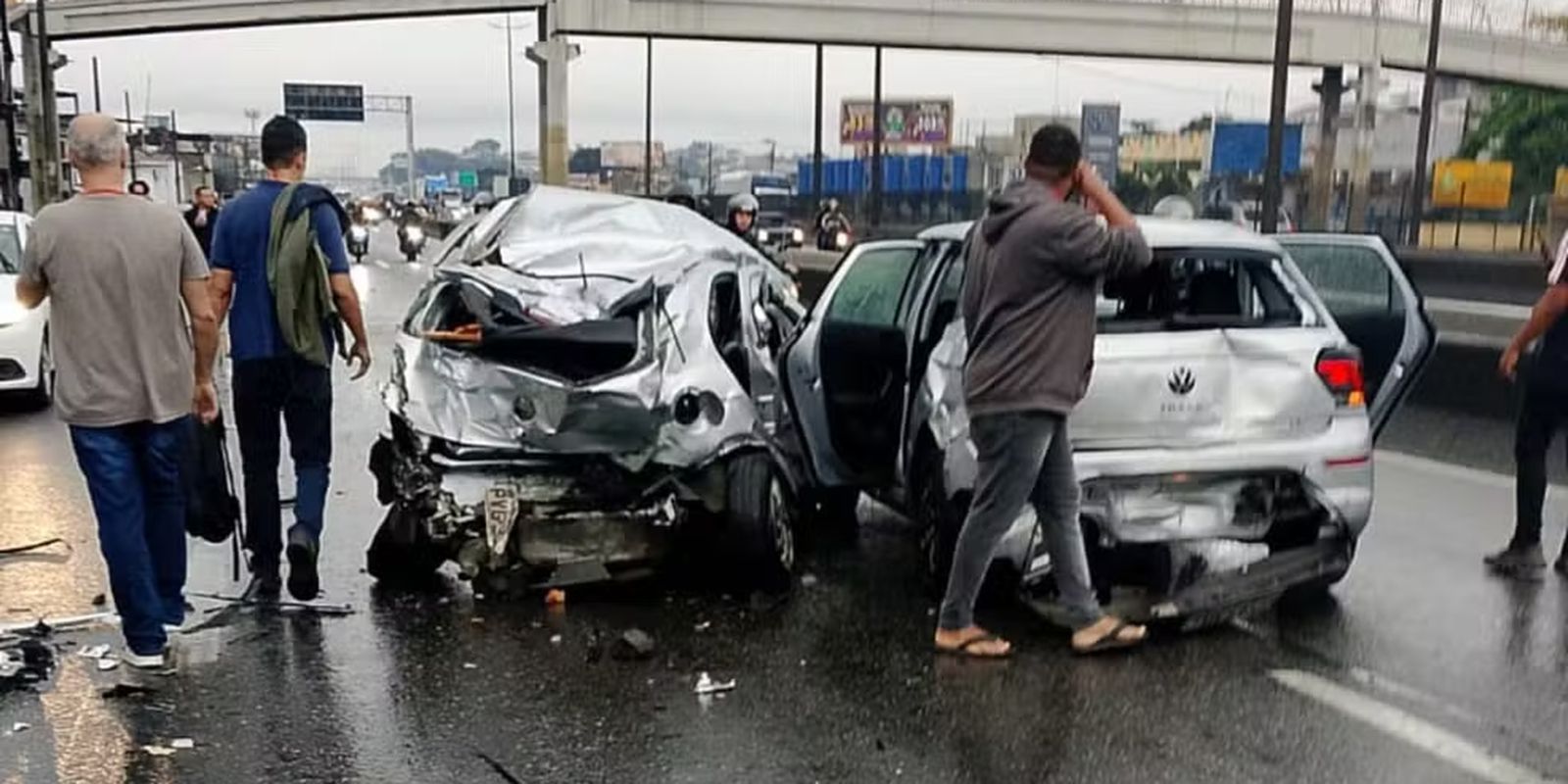 Engavetamento na Rodovia Presidente Dutra deixa feridos e um morto no RJ
