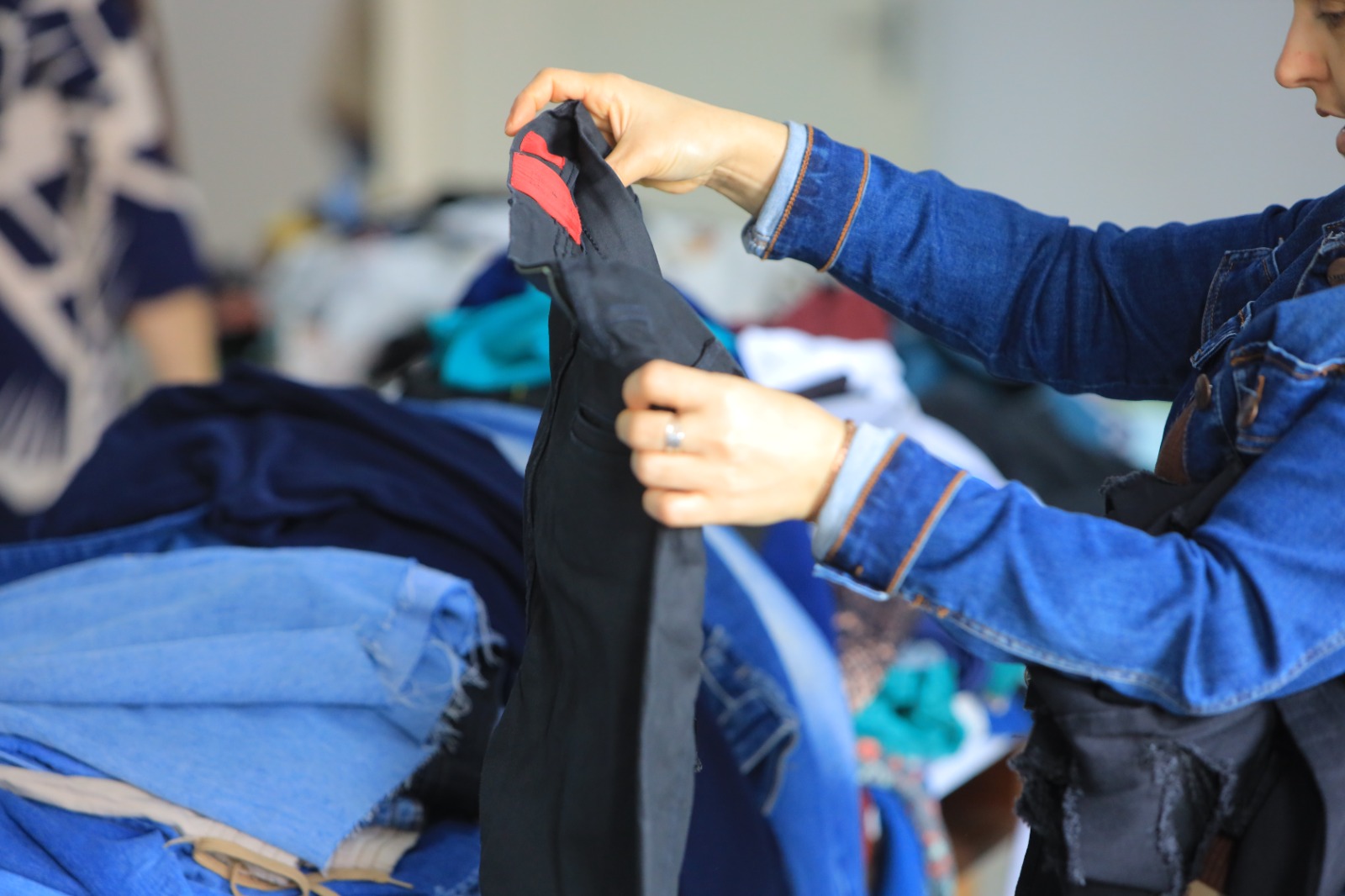 Bazar solidário oferece roupas e calçados gratuitos em dois bairros