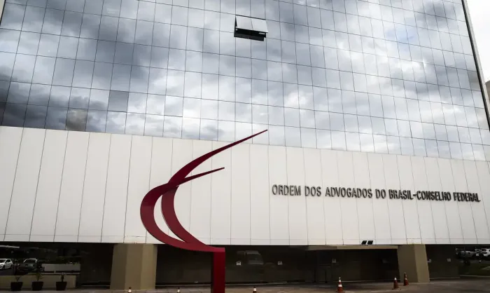 OAB pede ao STF autorização para comunicação entre Flávio e Jair Bolsonaro