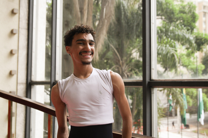 Bailarino de 17 anos da Escola Teatro Guaíra é selecionado para companhia na Itália