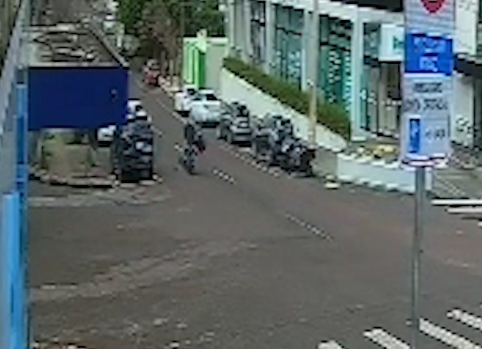Motociclista sofre queda na Rua Souza Naves