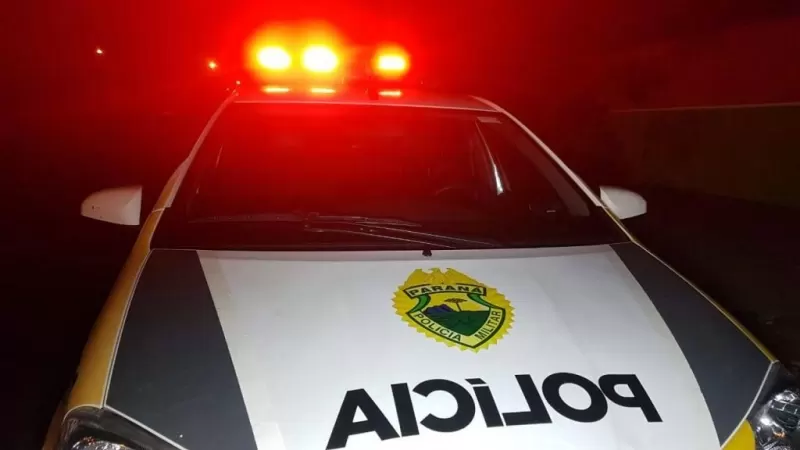 Homem pula de carro para escapar de sequestro e namorada desaparece