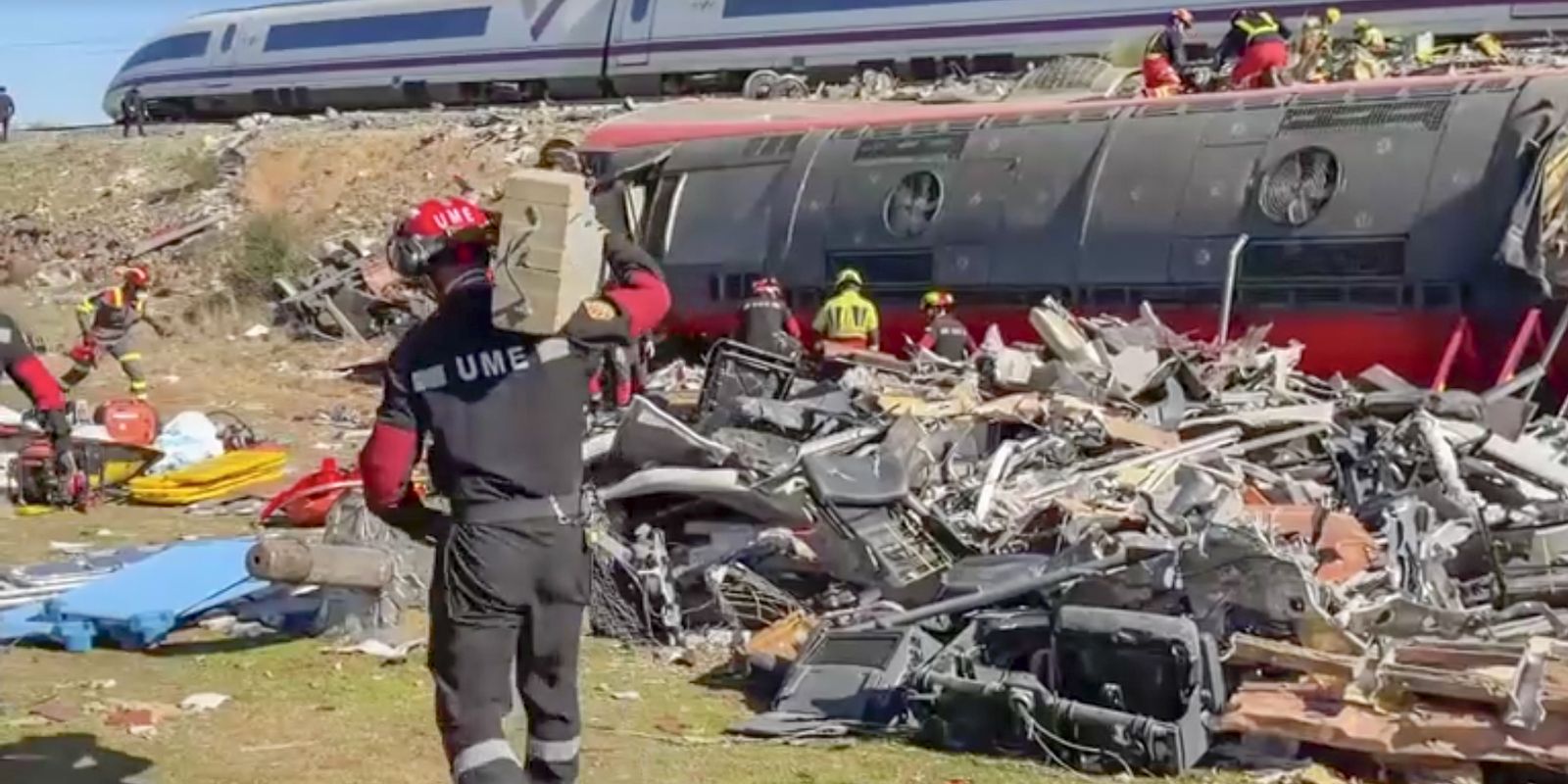 Colisão entre trens de alta velocidade deixa ao menos 64 mortos na Espanha