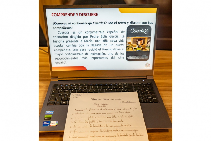 Celem completa 40 anos com cursos gratuitos de 11 idiomas na rede estadual