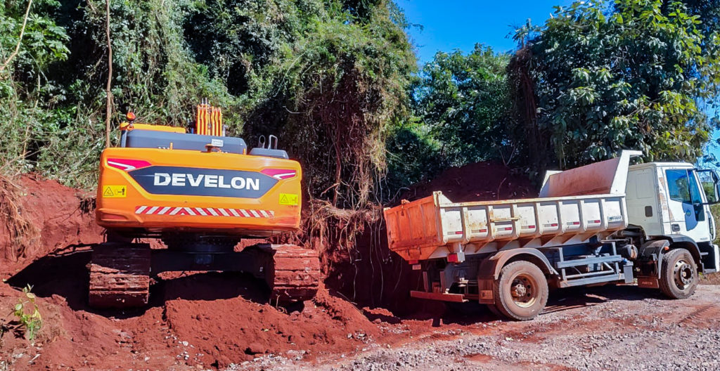 Apucarana triplica capacidade de atendimento rural com três escavadeiras hidráulicas
