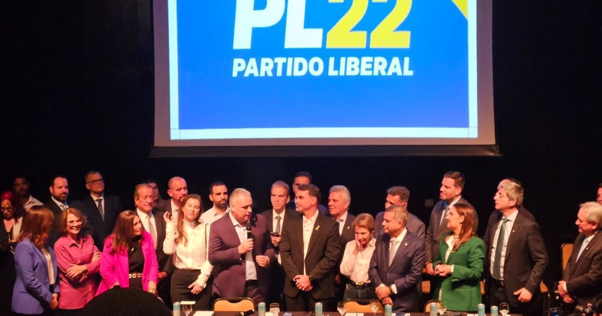 Flávio Bolsonaro anuncia Alfredo Gaspar como vice em chapa pura para a Presidência