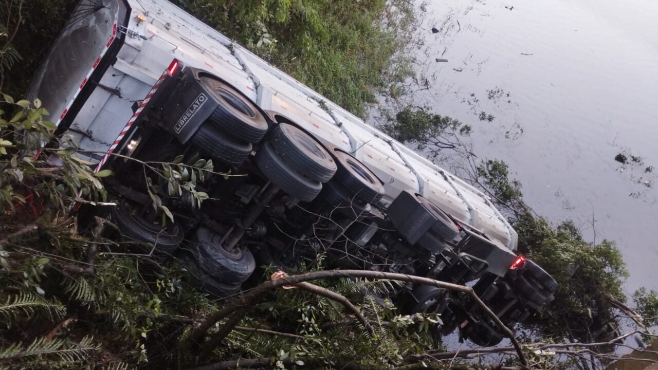 Caminhoneiro desaparece após veículo cair na Represa do Vossoroca, em Tijucas do Sul
