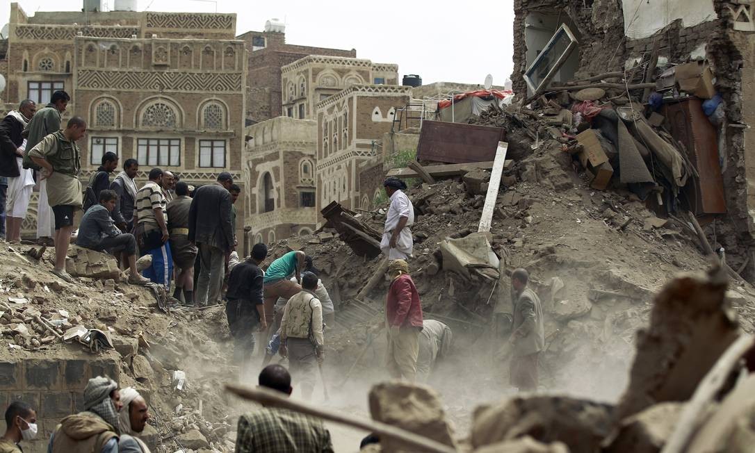 Coalizão saudita bombardeia Sanaa após interceptar mísseis houthis