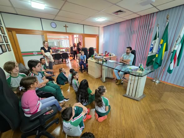 Estudantes visitam sede administrativa em projeto sobre gestão pública