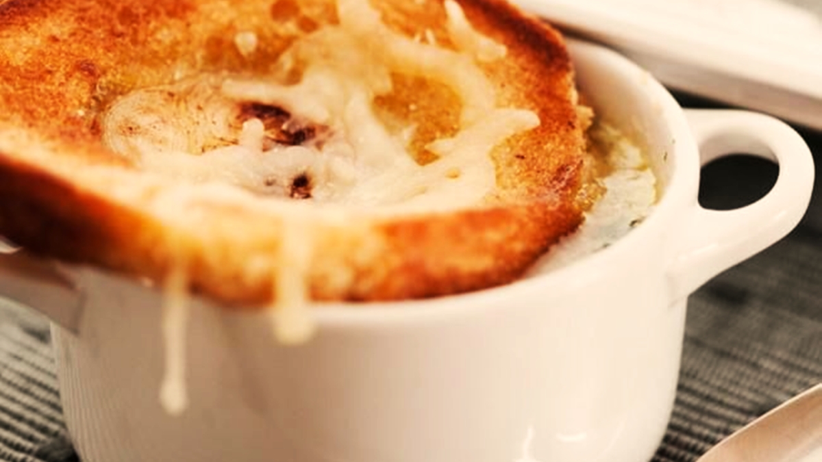 Receita de Sopa de Cebola com Casquinha de Queijo Gruyère é divulgada