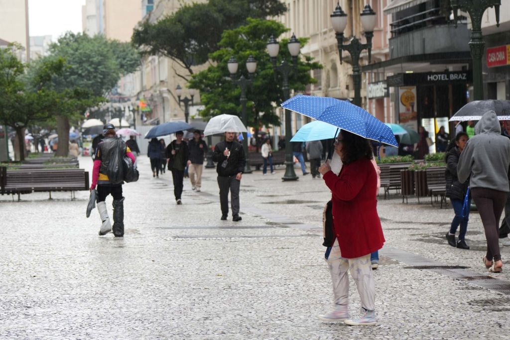Frente fria chega ao Paraná na madrugada de quarta-feira com chuva e queda de temperatura