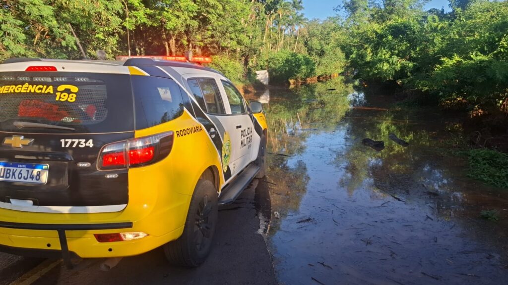 PR-554 tem interdição total após Rio Andirá transbordar e cobrir ponte