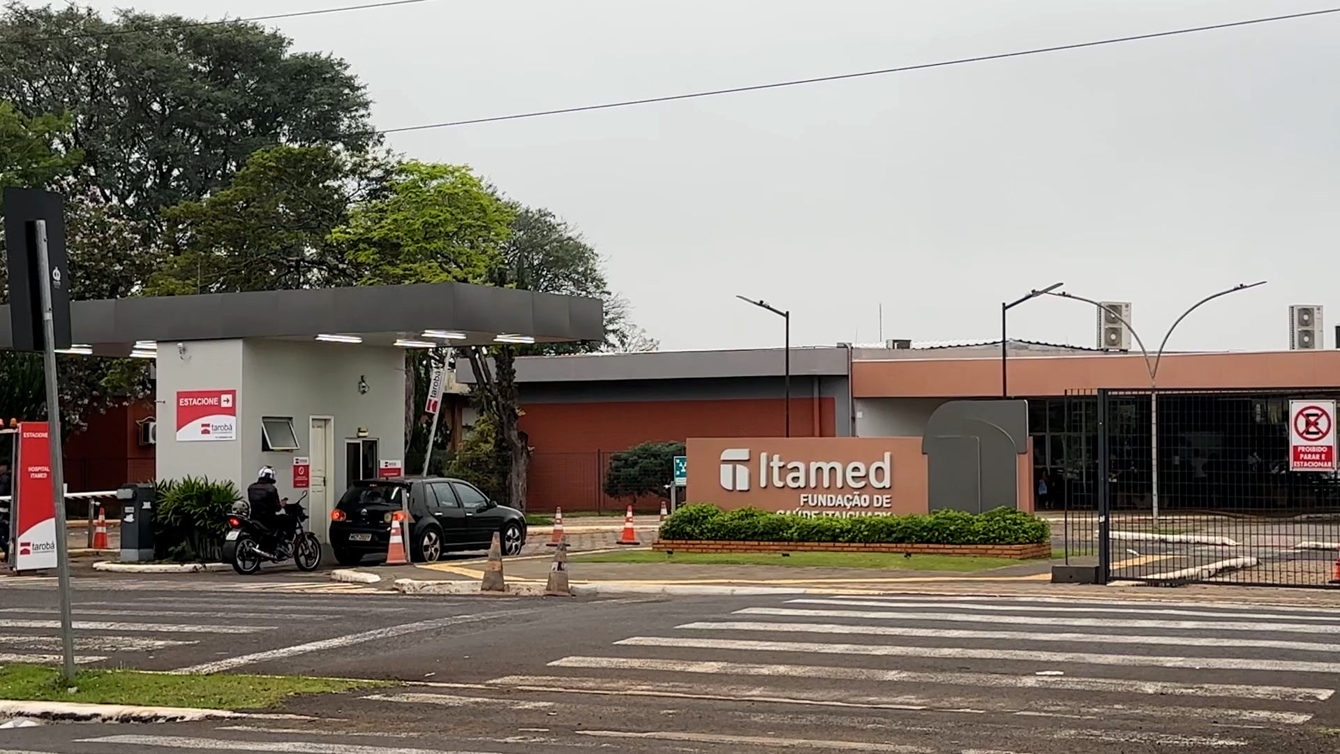 Pronto-socorro do Hospital Itamed em Foz do Iguaçu segue lotado e sem receber novos pacientes