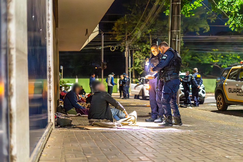 Moradora de rua morre em Foz do Iguaçu após recusa de acolhimento