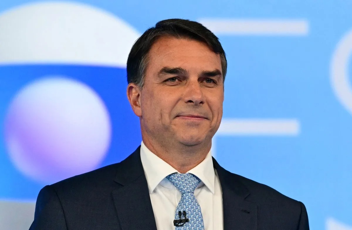 Flávio Bolsonaro deixa Brasília fora de atos de rua na campanha presidencial
