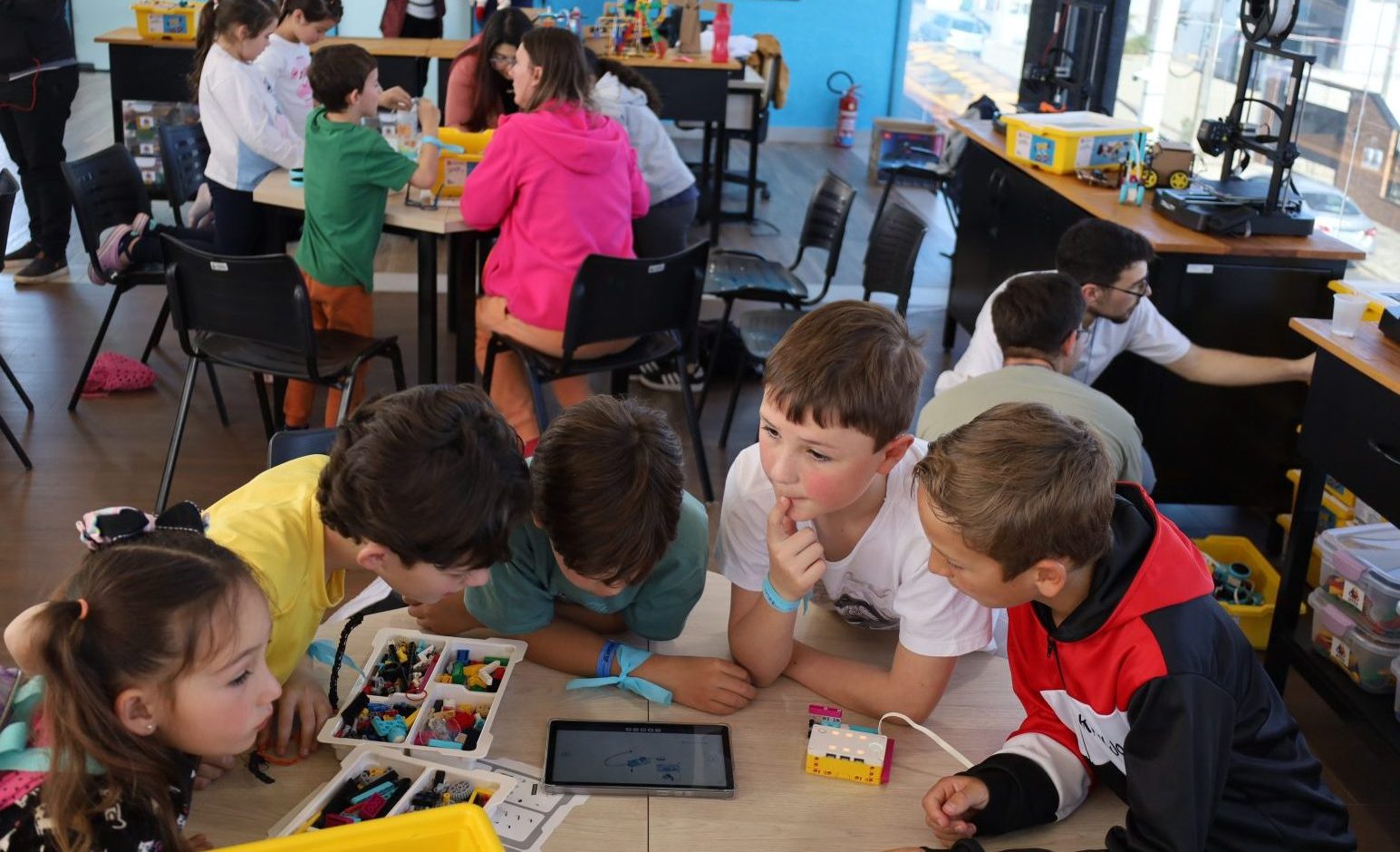 Projeto Férias com Inovação reúne tecnologia e brincadeiras tradicionais em Guarapuava