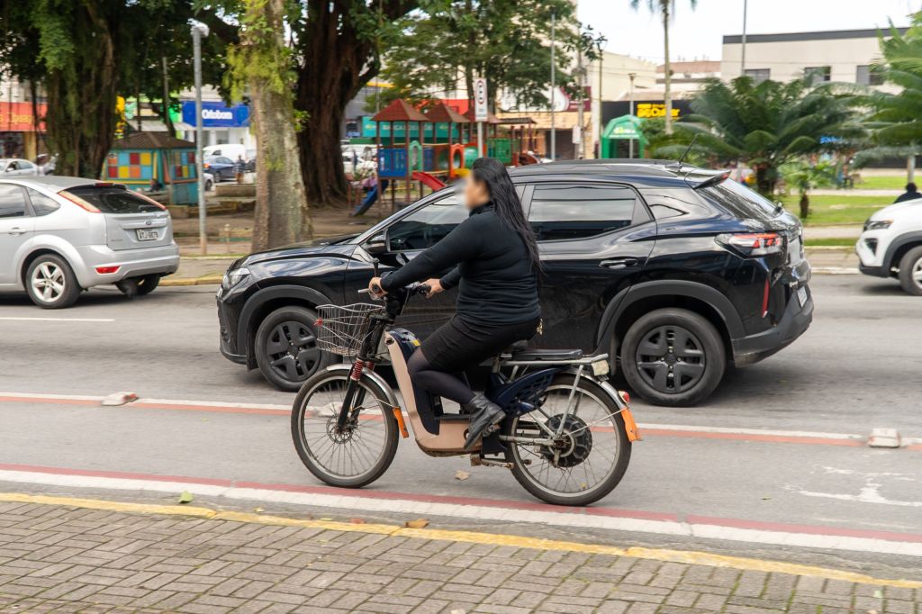 GCM de Paranaguá alerta para regras de trânsito de bicicletas elétricas e ciclomotores