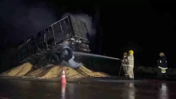 Incêndio atinge bitrem com milho e motorista desengata conjunto para salvar carga