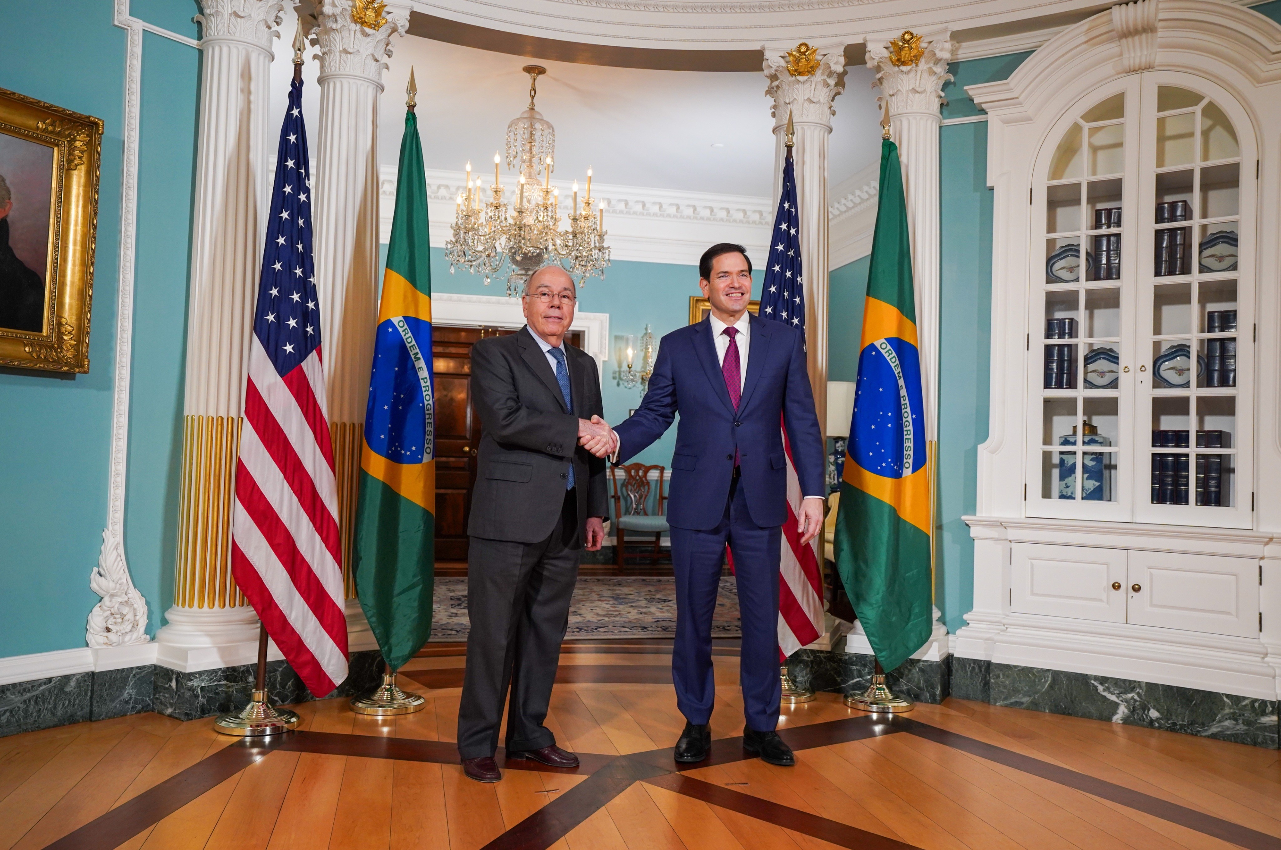 Governo defende mais de 30 contatos com EUA para negociar tarifas