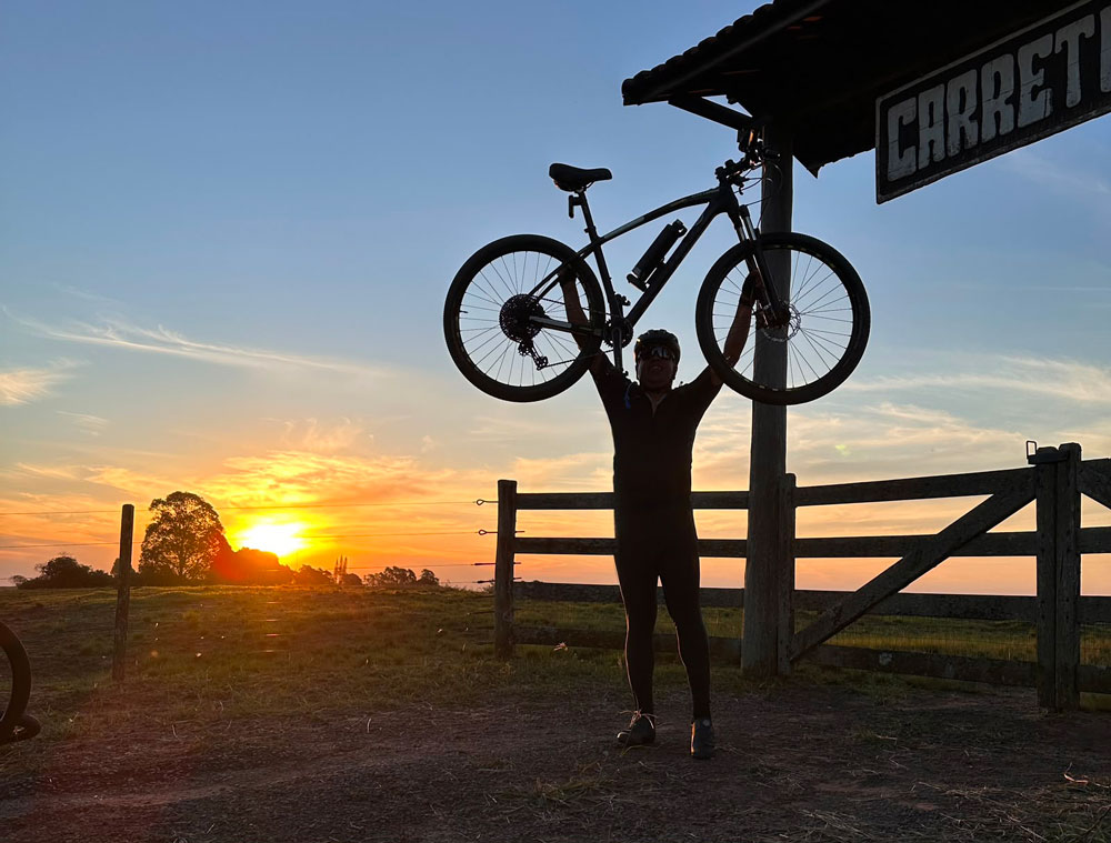 Ciclista de Campo Mourão une pedaladas e fotografia em celebração dupla