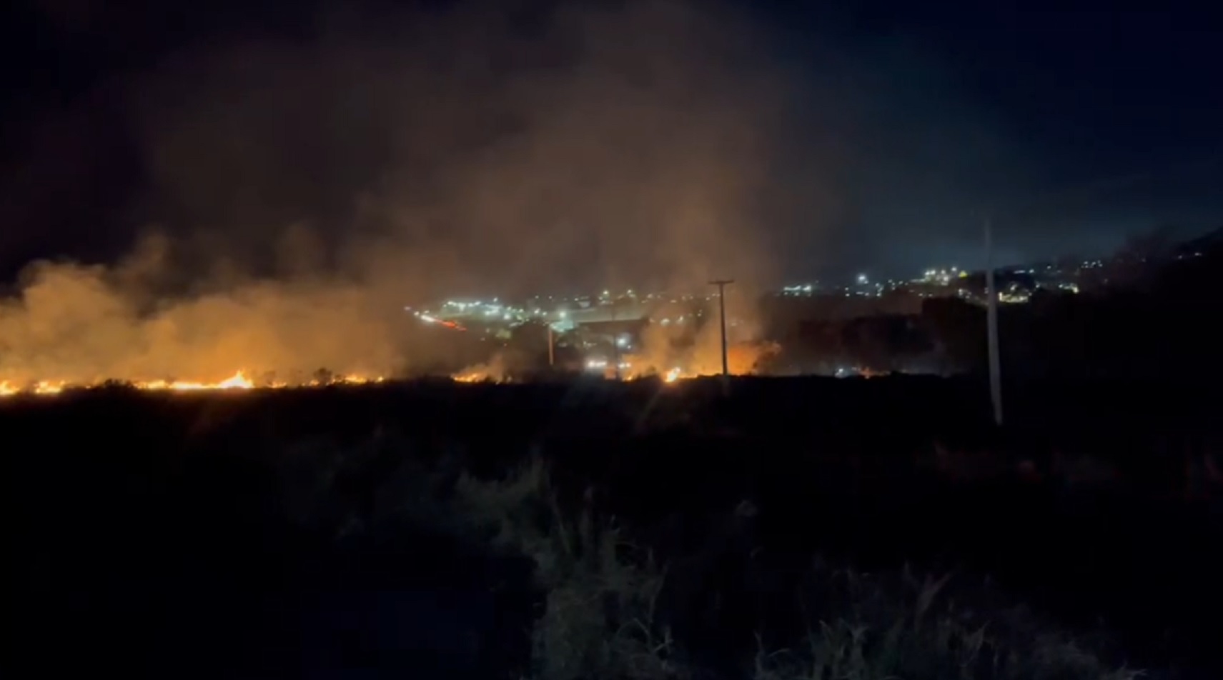 Incêndio de grandes proporções atinge vegetação às margens da BR-369 em Cascavel