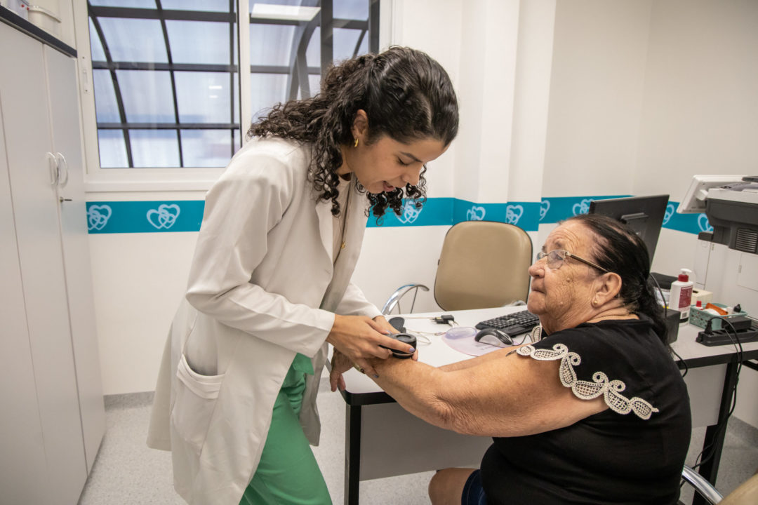 Ambulatório de Dermatologia supera 15 mil procedimentos em um ano na nova sede