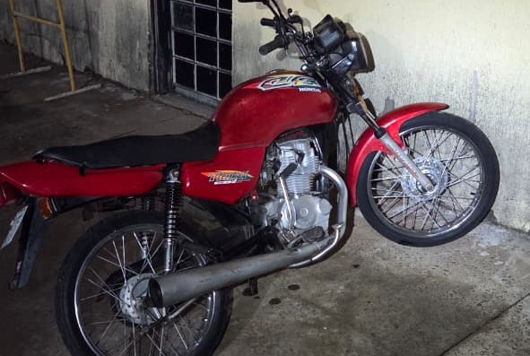 Motociclista com CNH cassada foge da PM em alta velocidade, sofre queda e tem moto retida