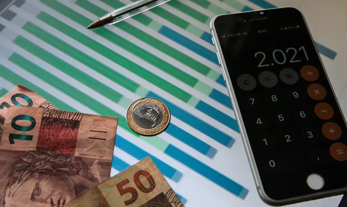 INPC, base para reajuste salarial, acumula alta de 4,33% em 12 meses