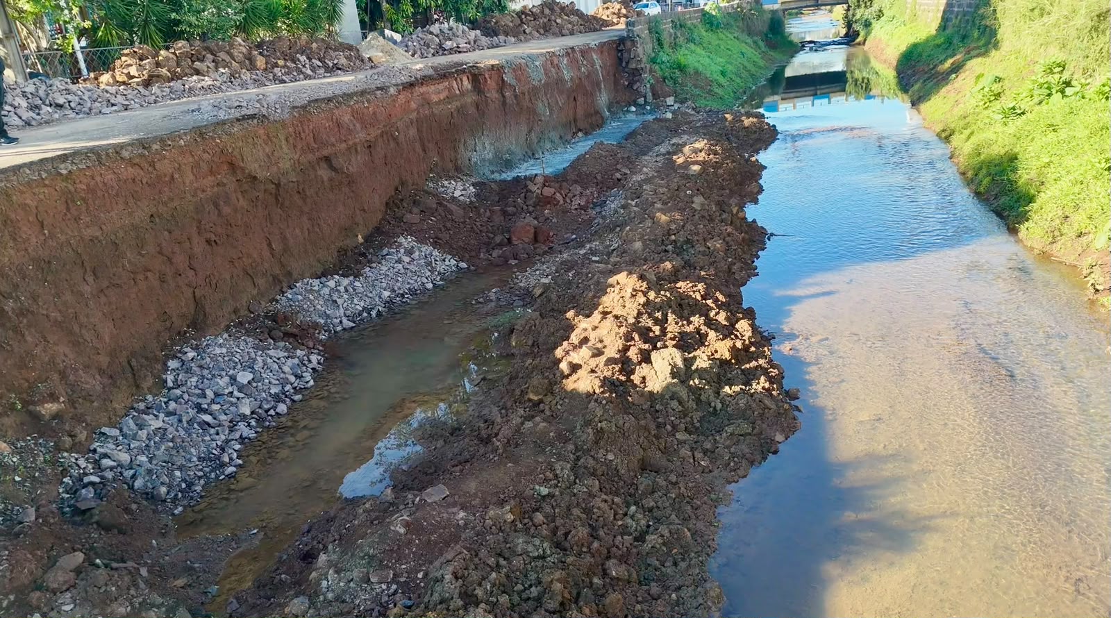 Francisco Beltrão inicia reconstrução de muro no Rio Lonqueador após desmoronamento