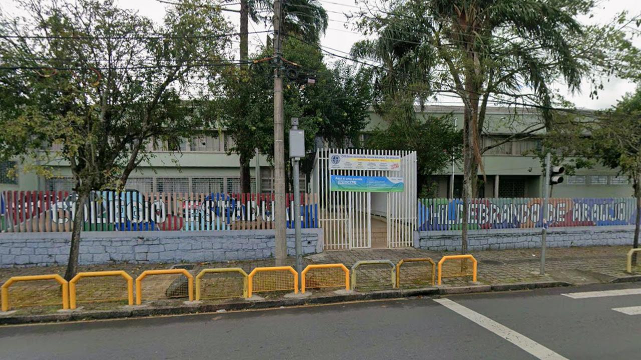 Homem morre após tentar invadir escola e avançar contra policial em Curitiba