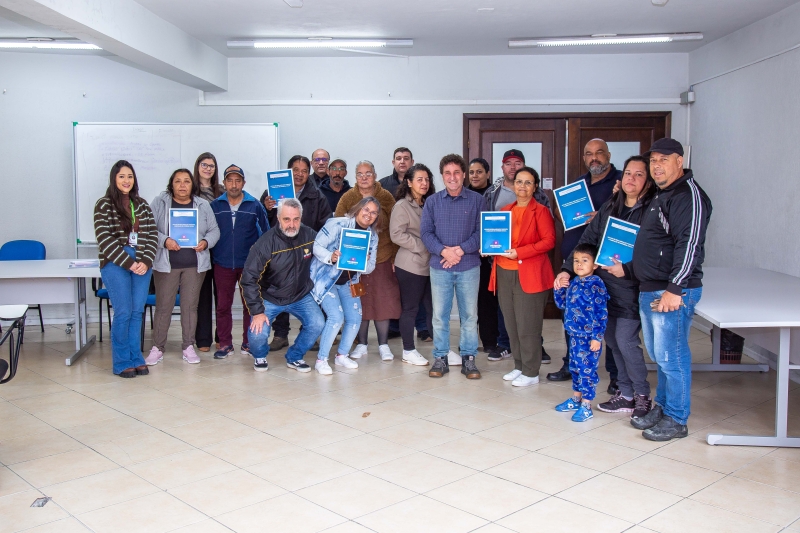 Dez famílias recebem matrículas de imóveis em ação de regularização fundiária