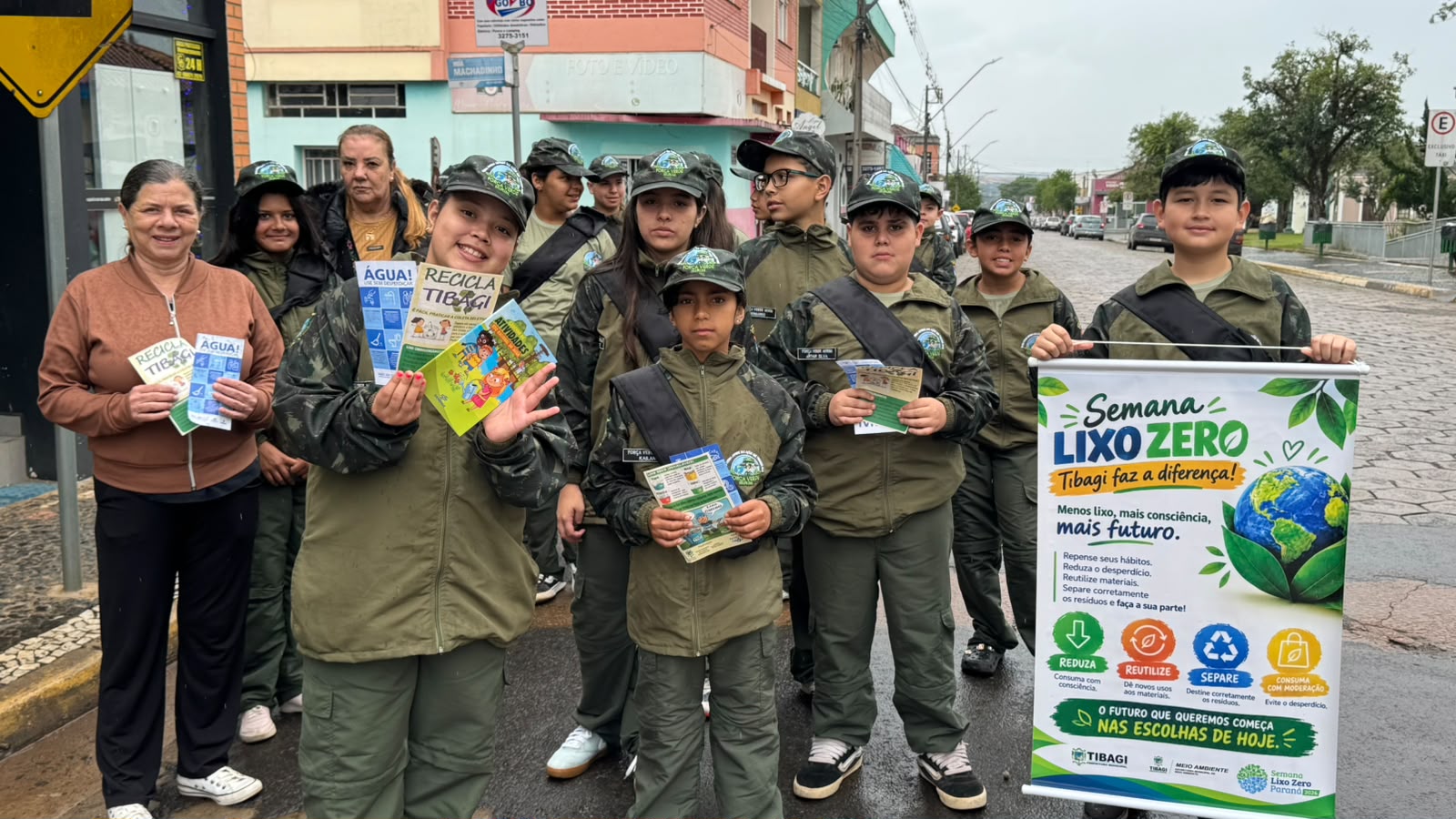 Blitz educativa orienta sobre descarte correto de resíduos e reciclagem