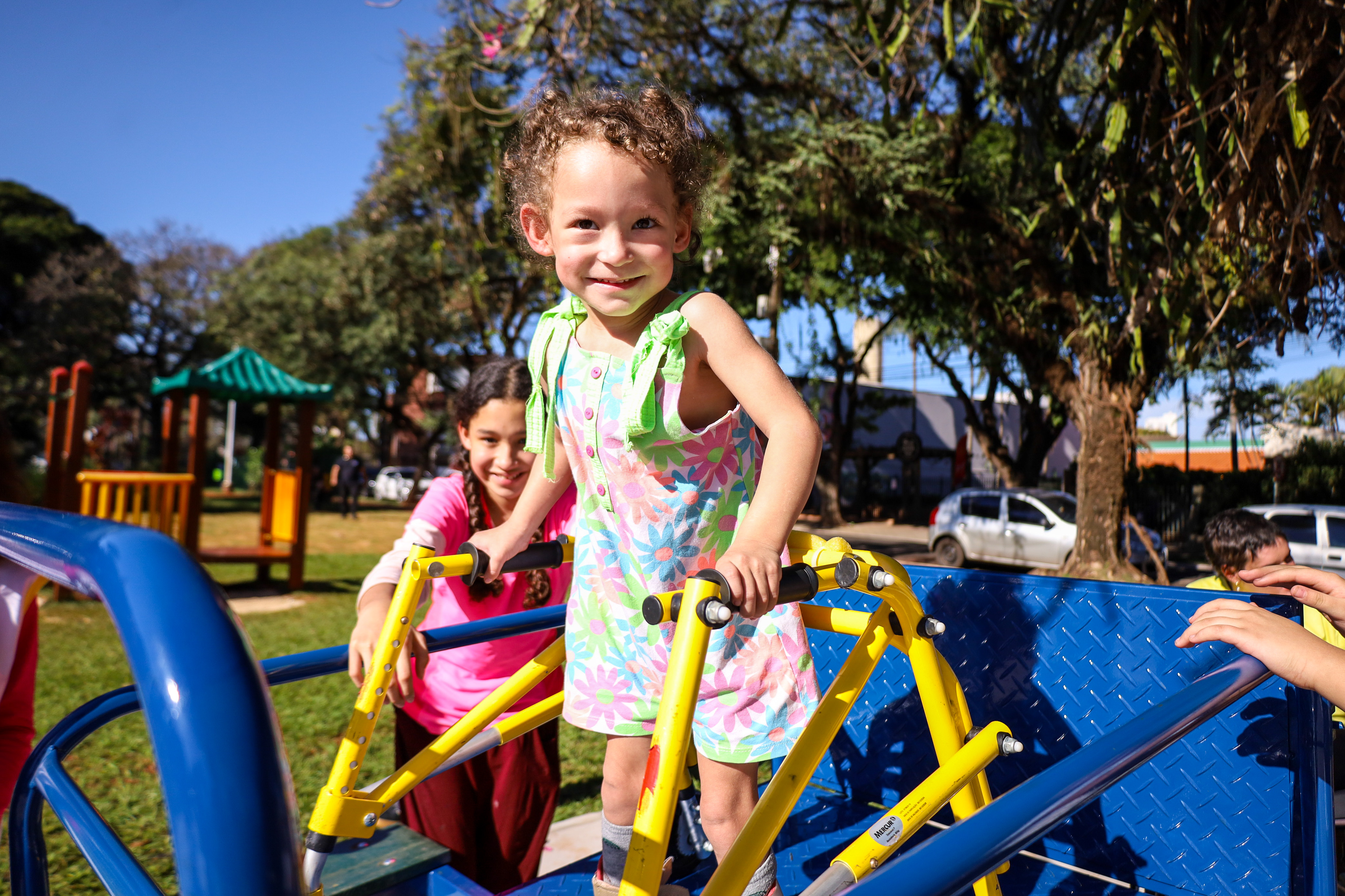Maringá inaugura Parque Inclusivo Catedral com seis brinquedos adaptados