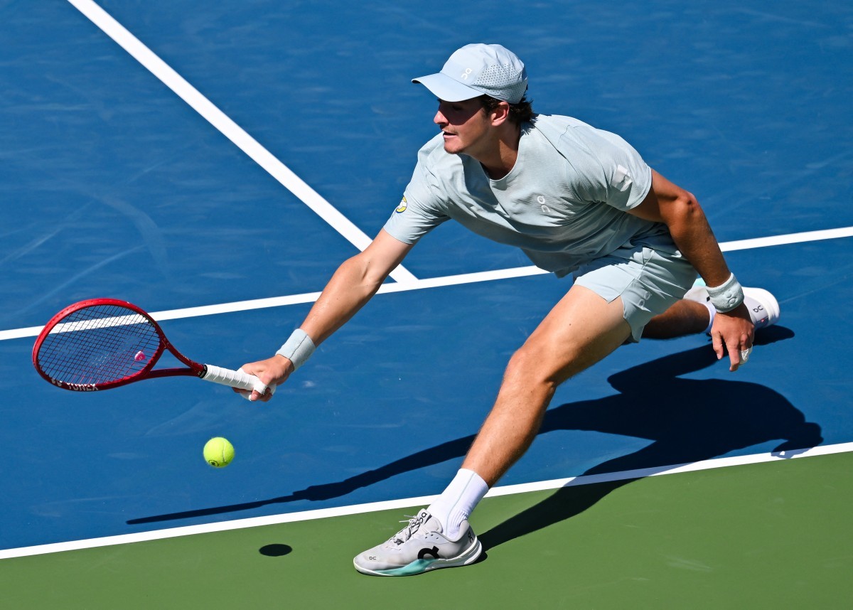 João Fonseca vence Tsitsipas e avança à terceira rodada em Montreal