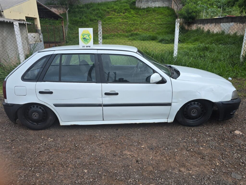 Carro rebaixado e com escapamento aberto é apreendido pela PM