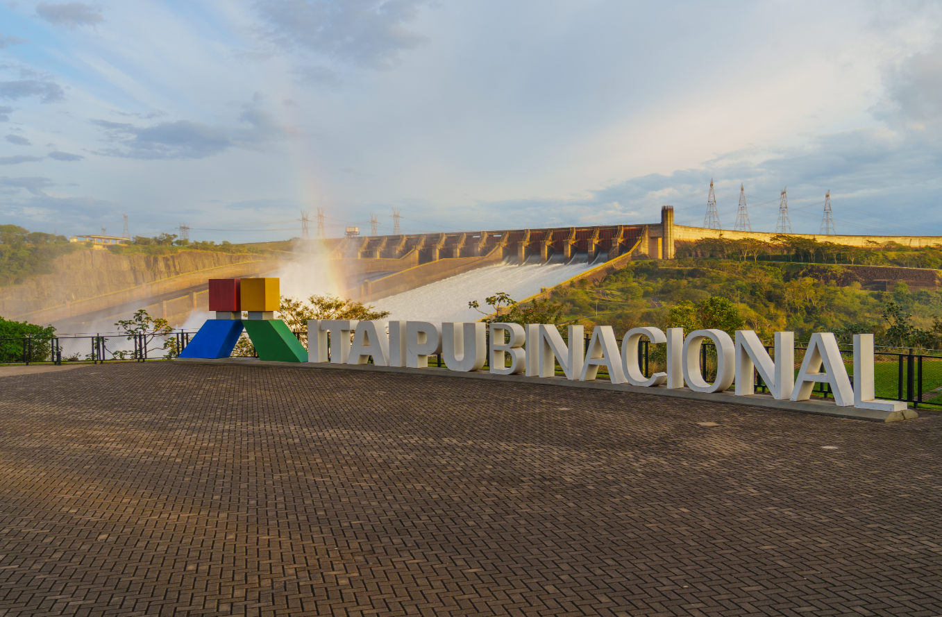 Vertedouro de Itaipu é aberto para controle do nível do reservatório