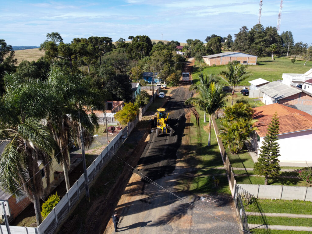 Ponta Grossa melhora 280 km de estradas rurais com o programa Caminhos do Agro
