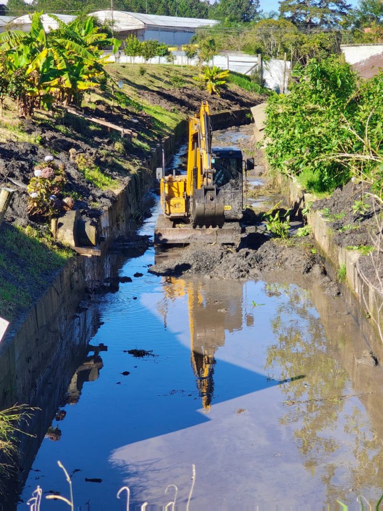Prefeitura de São José dos Pinhais realiza limpeza do Rio Ressaca