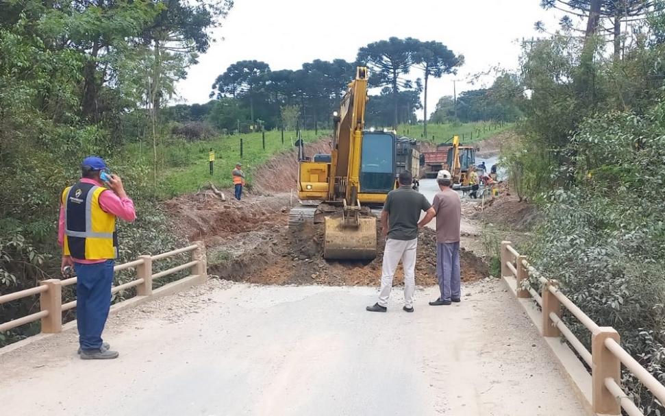 Ponte da Roseira fica interditada para veículos devido a obras de pavimentação