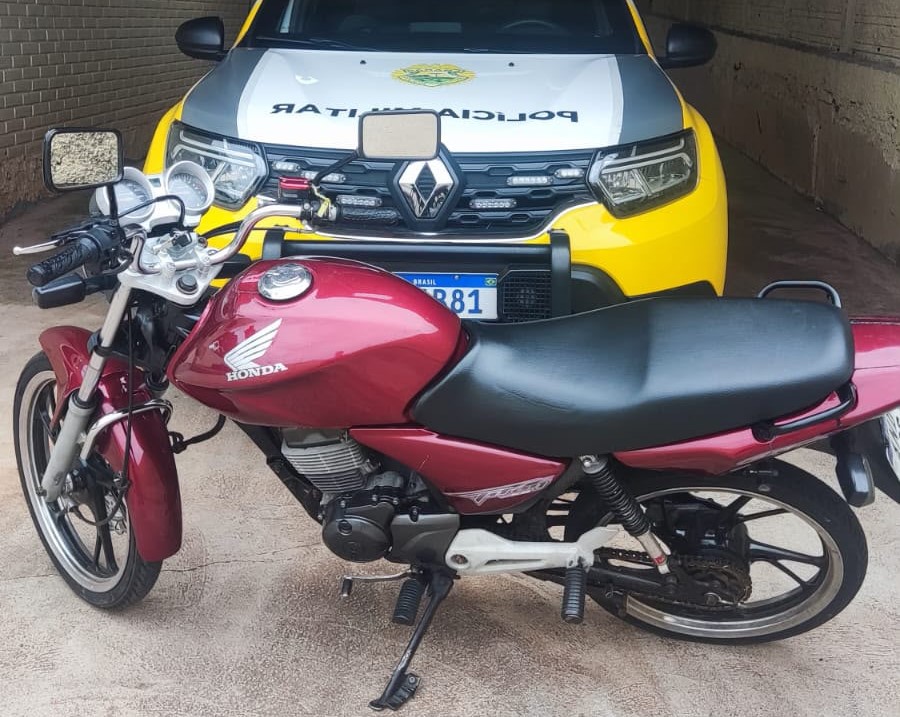 Motocicleta com alterações e em alta velocidade é apreendida pela PM